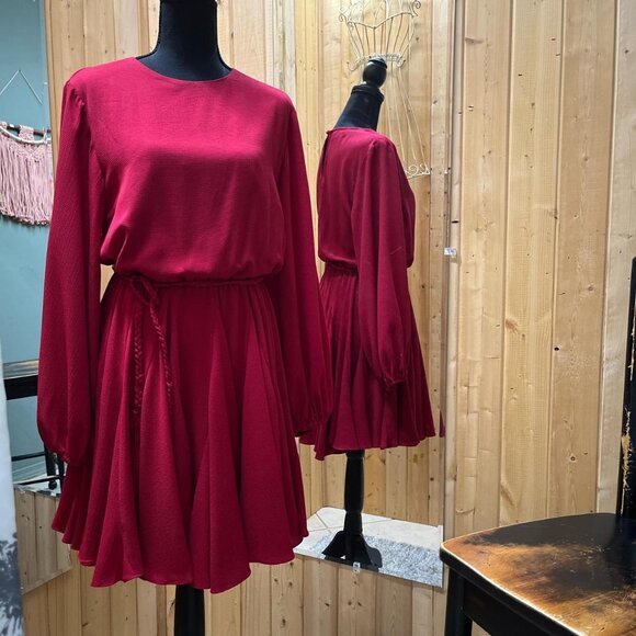 Premier Amour Dresses & Skirts - Premier Amour red flowy dress. Size 6. Just above the knee.